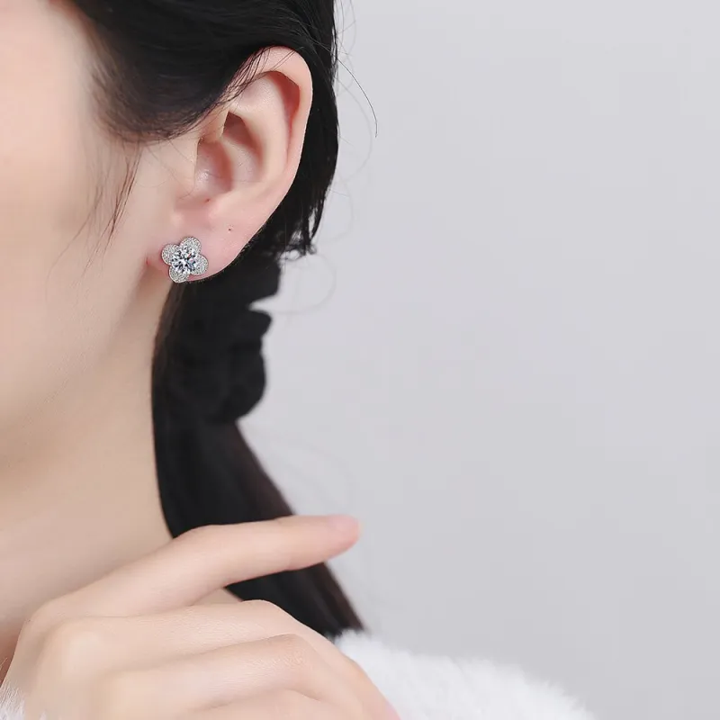 Plated S925 silver stud earrings for women, featuring one-carat micro-paved zircon four-leaf clover design, forest-style jewelry Silver-4