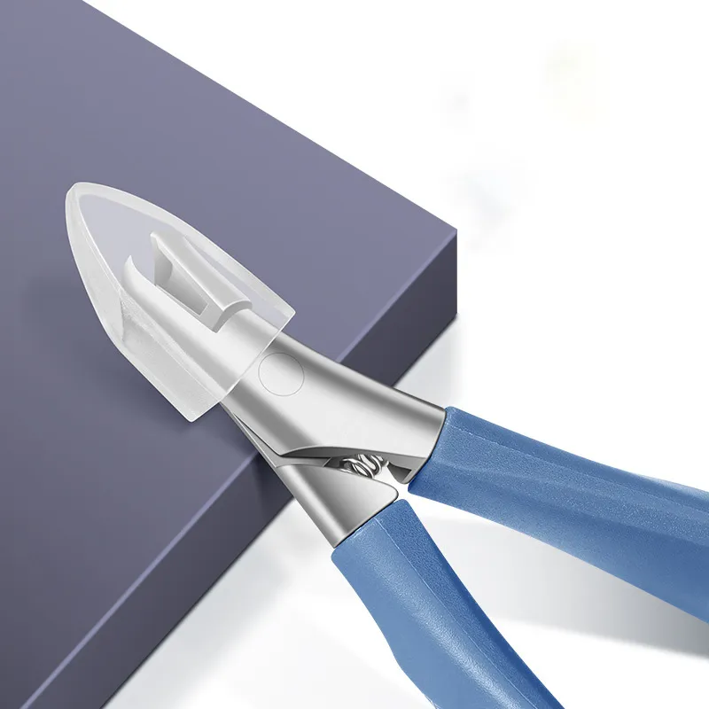 Small, angled nail clippers with anti-splash design, suitable for trimming thick, hard toenails. Green-2